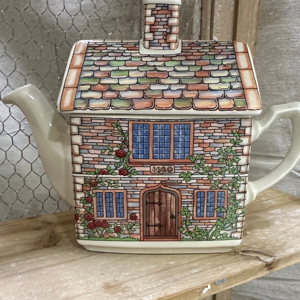 Sadler Cottage House Ceramic Teapot in Cream with Multicolor Roof